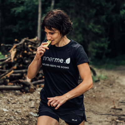 A atleta de trailrunning Sarah a comer o Gel Energético Endurance Innerme, 100% natural e vegetariano - Moonsport